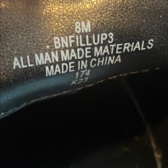 Bandolino Silver Flats with Tassels and Black Sole 8M - Picture 7 of 9